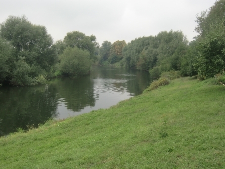 Wesel-Fusternberg : Fusternberger Straße, die Lippe fließt direkt am "Alten Wasserwerk Wesel" entlang.